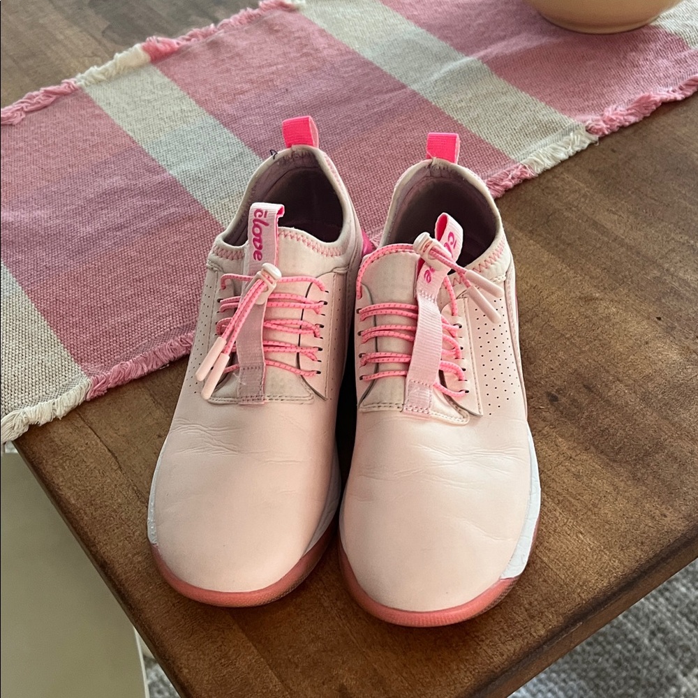 Clove Women’s Healthcare Sneakers - Soft Pink Comfort